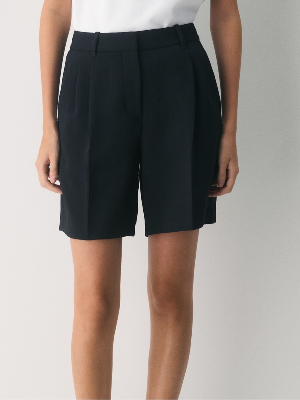 Aritzia, The Effortless Short black 8